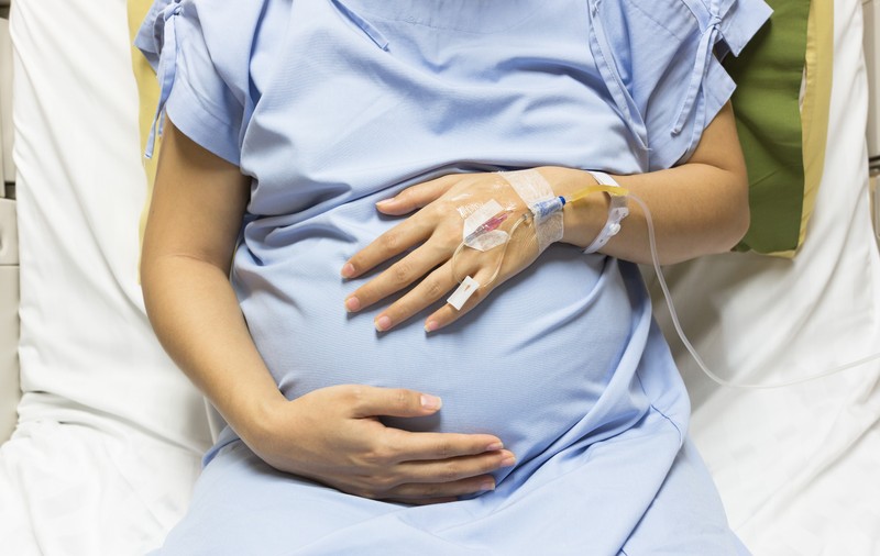 O gravidă din Neamț a ajuns la spital în stare gravă după ce a născut acasă, asistată de soțul și de soacra ei
