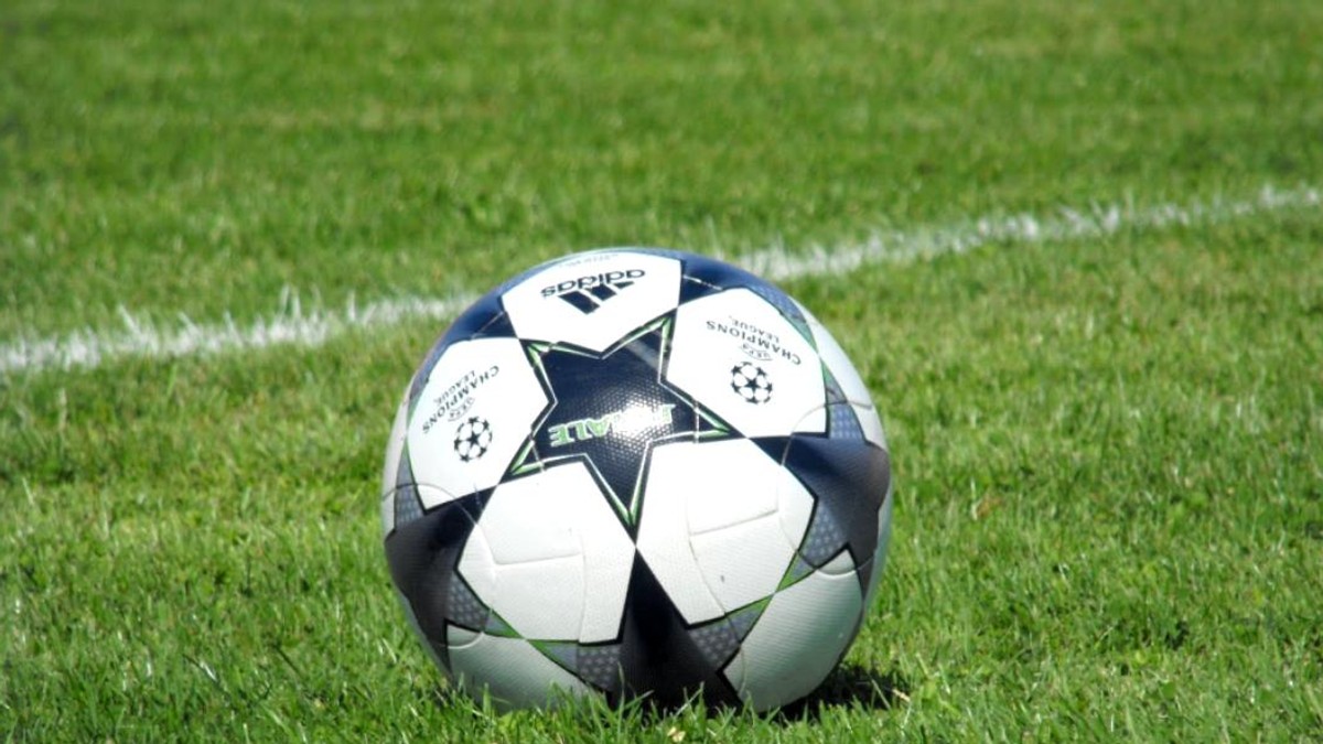 Un fotbalist din Premier League a fost filmat în timp ce întreținea relații intime