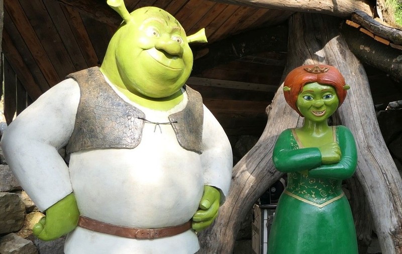 O femeie din Filipine a venerat timp de patru ani o statuie crezând că este Buddha, dar era de fapt Shrek