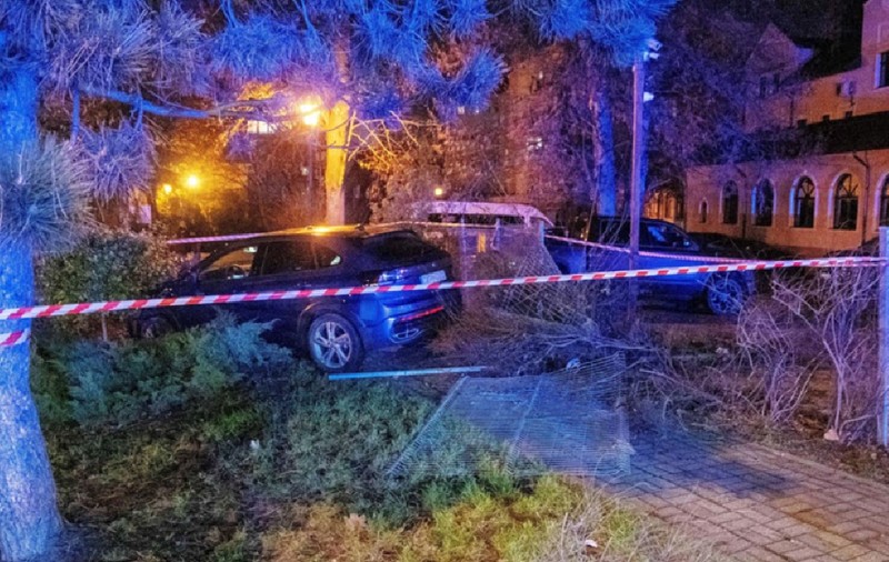 O fiică și-a lovit mama cu mașina și a târât-o câțiva metri, în timp ce încerca să schimbe locul de parcare