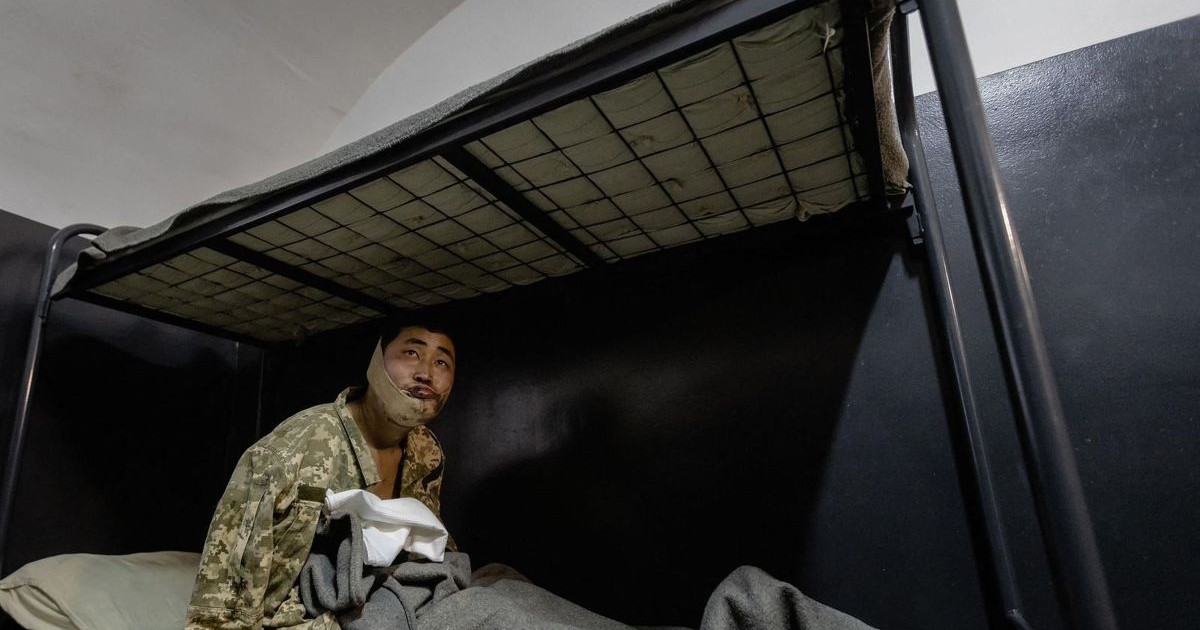 Soldat nord-coreean capturat de ucraineni stă în pat, rănit la cap și la un braț