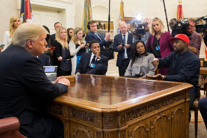 Rapperul american Kanye West, cu șapcă roșie, a discutat cu președintele SUA Donald Trump în Biroul Oval de la Casa Albă. Se întâmpla în 2018 FOTO: EPA-EFE/MICHAEL REYNOLDS