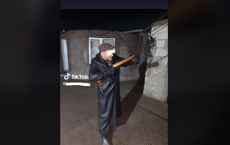 Descinderi în Mizil, după ce un bărbat a postat pe TikTok imagini cu el ținând în mână o pușcă. VIDEO