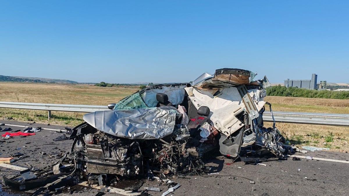O mașină a fost transformată într-un morman de fiare, în urma unui accident produs pe un drum din județul Vaslui, august 2025