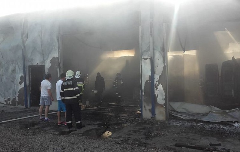 FOTO / Incendiu la un service auto din Adjud. Nouă autoturisme au fost distruse