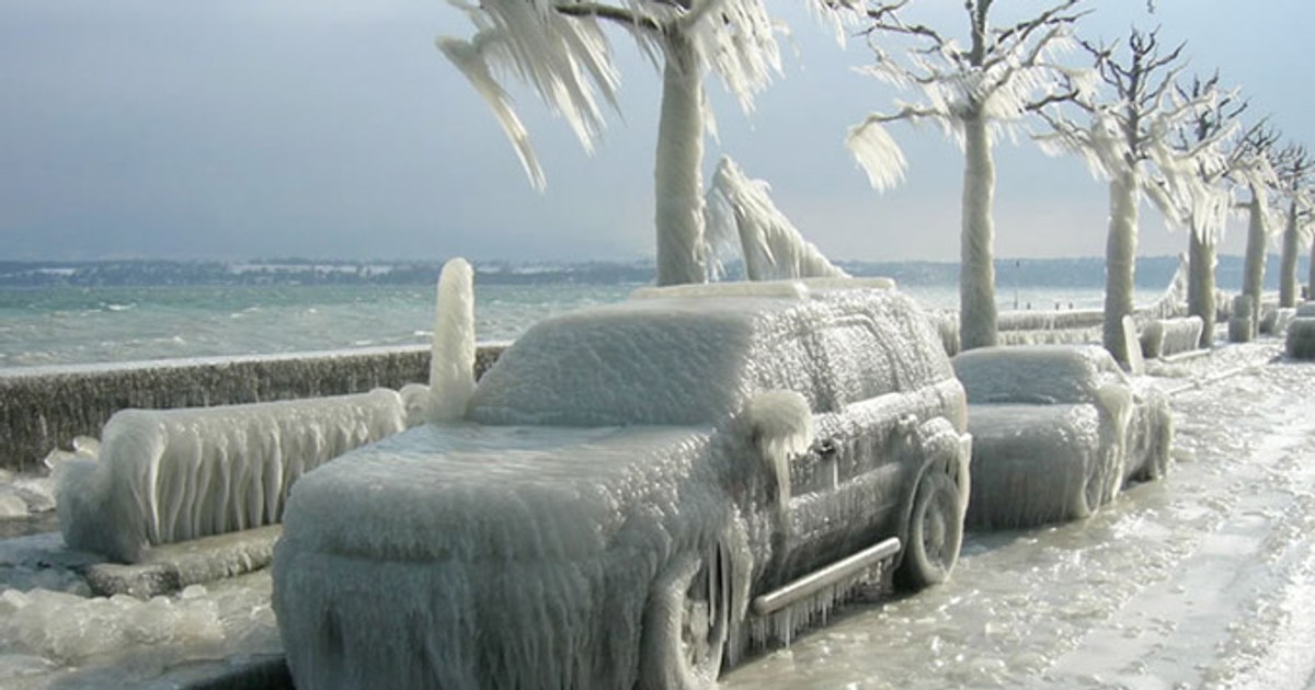 ”Freezing rain”, ploaia înghețată, a lovit România. Metoda rapidă de dezghețare a mașinii