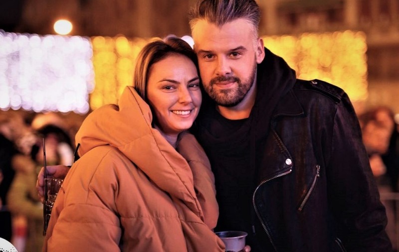 Roxana Ionescu și Tinu Vidaicu s-au căsătorit civil. Familia și prietenii le-au fost alături