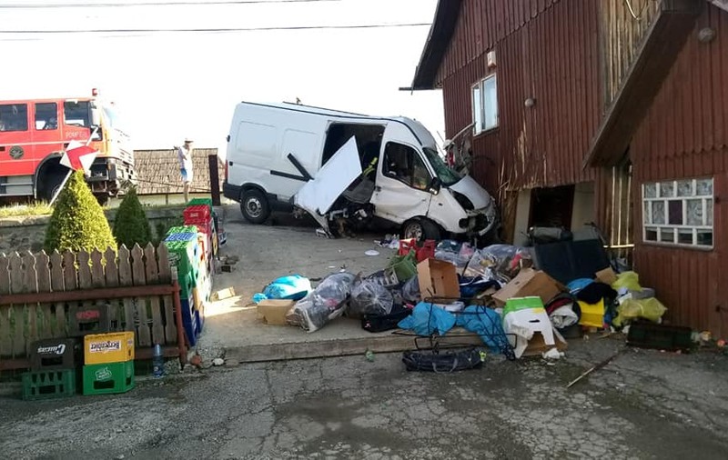 Un șofer de microbuz a murit în Suceava după ce a intrat cu maşina într-o casă