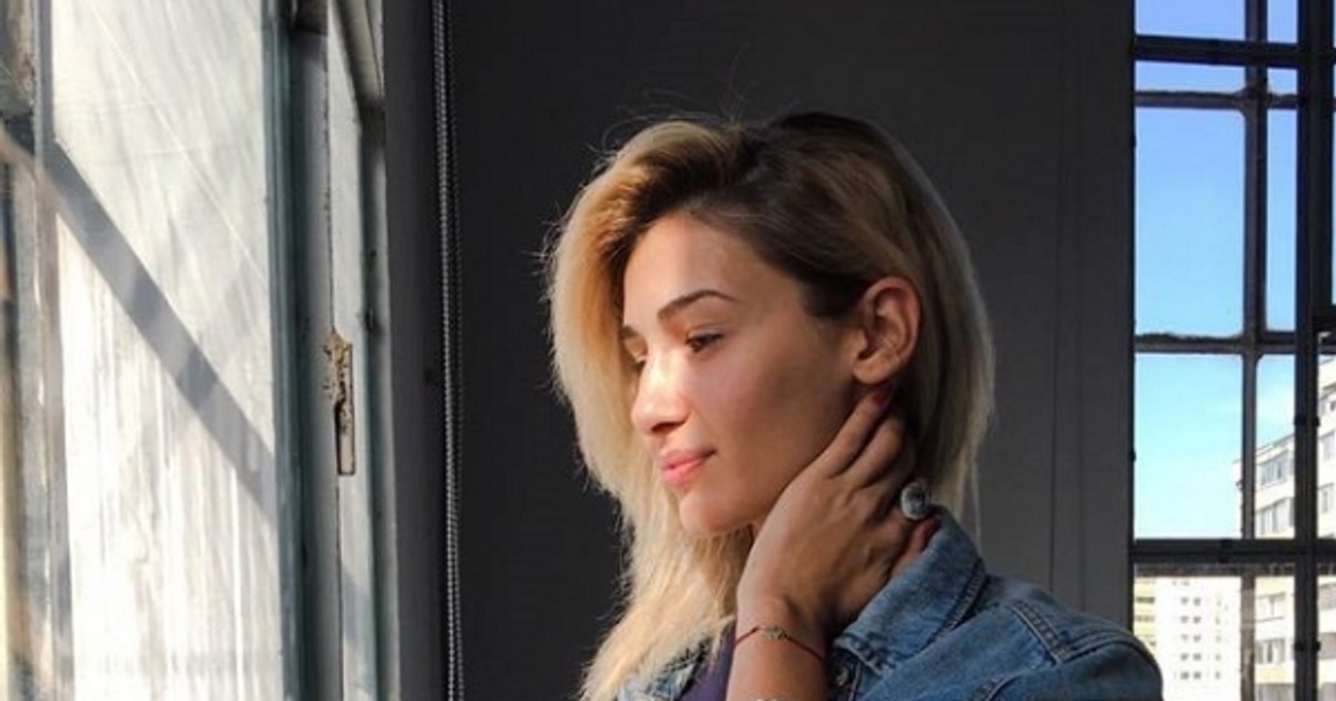 Alina Eremia, complet nemachiată ]n fa'a geamului