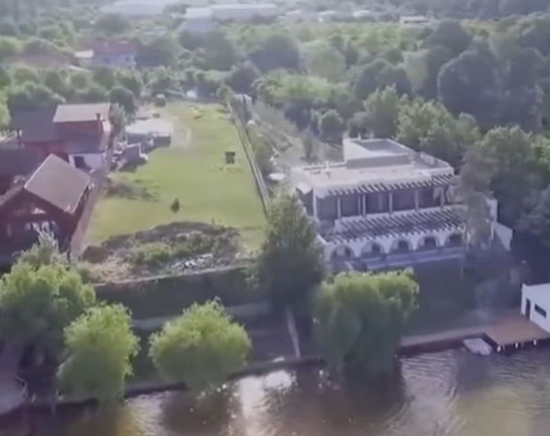 Imagini cu vila din Snagov a Ioanei Băsescu. Are piscină, ponton și garaj privat pentru șalupe