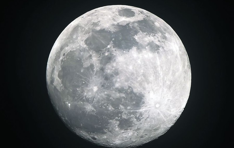 Cine e de vină: Luna sau Soarele?