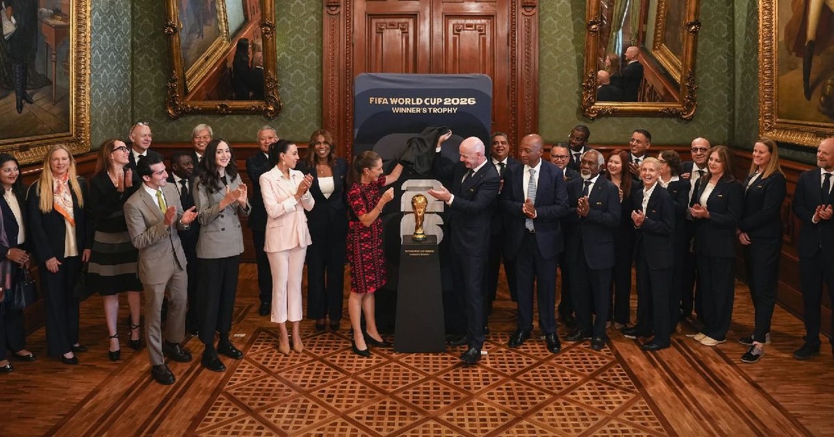 Claudia Sheinbaum Pardo și Gianni Infantino, între mai mulți invitați, privind spre trofeul Cupei Mondiale