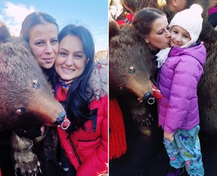 Turiștii veniți să vadă urșii din Bacău îi cer mereu Rovenei să facă fotografii cu ei