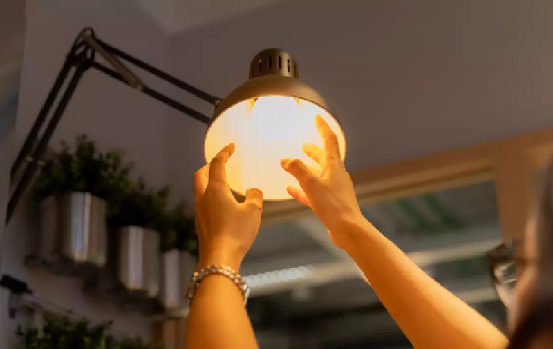 Cine obține 50 de lei de la stat pentru plata facturilor de energie. Unde depun cererea cele 2,1 milioane de gospodării eligibile
