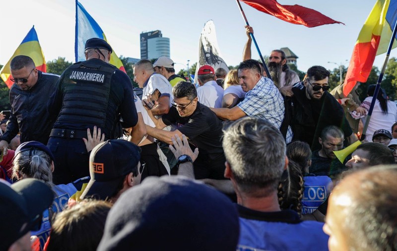 Scandal între taberele Simion și Șoșoacă, la protestul AUR. Manifestanții, despărțiți de jandarmi