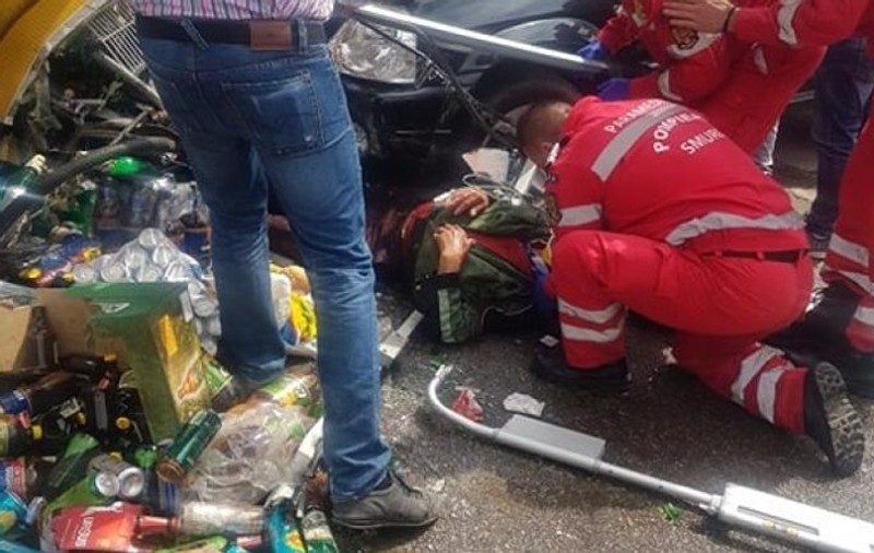 Un șofer a scăpat bolidul de sub control, a accidentat un pieton de pe trotuar și a făcut praf un magazin