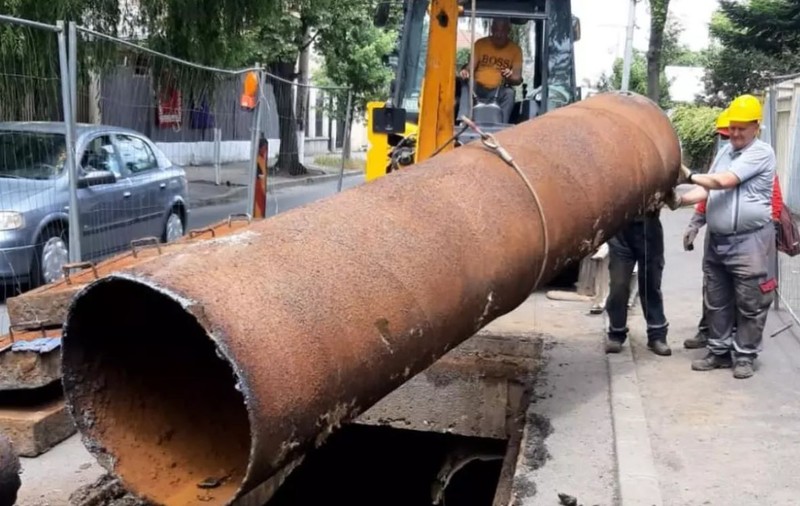 Două avarii au lăsat fără căldură mai multe blocuri din Ploiești. „Este vorba de cinci scări”