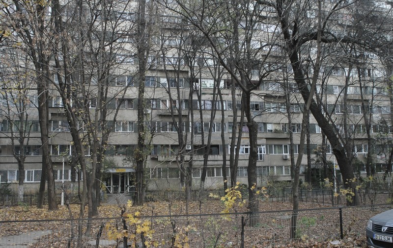 EXCLUSIV / Hoții vor să intre în casă peste oameni! Cu un tupeu nemărginit, infractorii încearcă aproape fiecare ușă dintr-un bloc din Capitală
