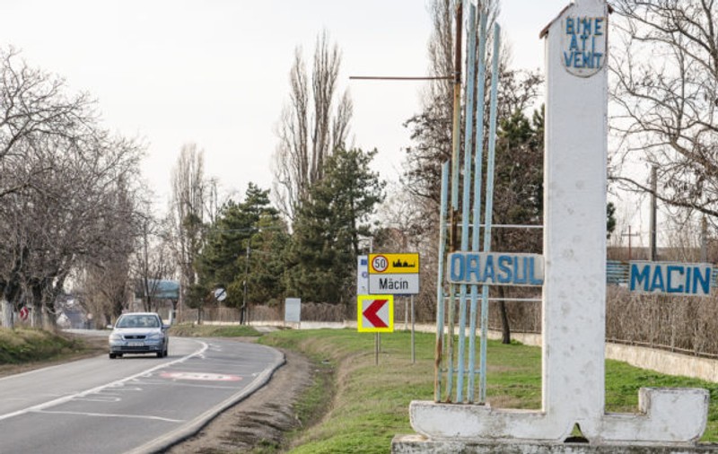 Circulație restricționată pe digul-șosea dintre Măcin și Smârdan pentru reparații după creșterea nivelului apelor Dunării