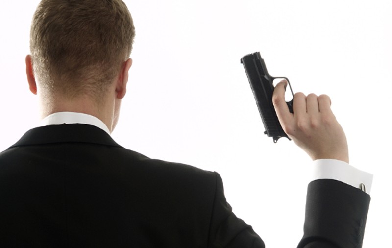 Un poliţist doljean a împuşcat un om şi i-a tăiat pe alţi doi cu sabia