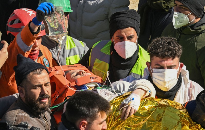 „Salvați-l și pe fratele meu”. Primele cuvinte ale Aleynei Ölmez, fata salvată după 248 de ore de sub ruinele unui bloc, în Turcia