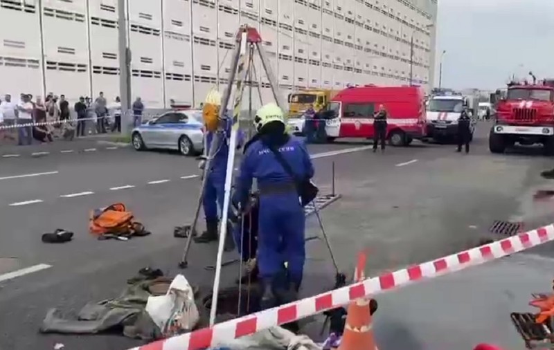 Trei muncitori care curățau o canalizare au fost luați de apă, când a început să plouă torențial, și sunt dați dispăruți, la Moscova