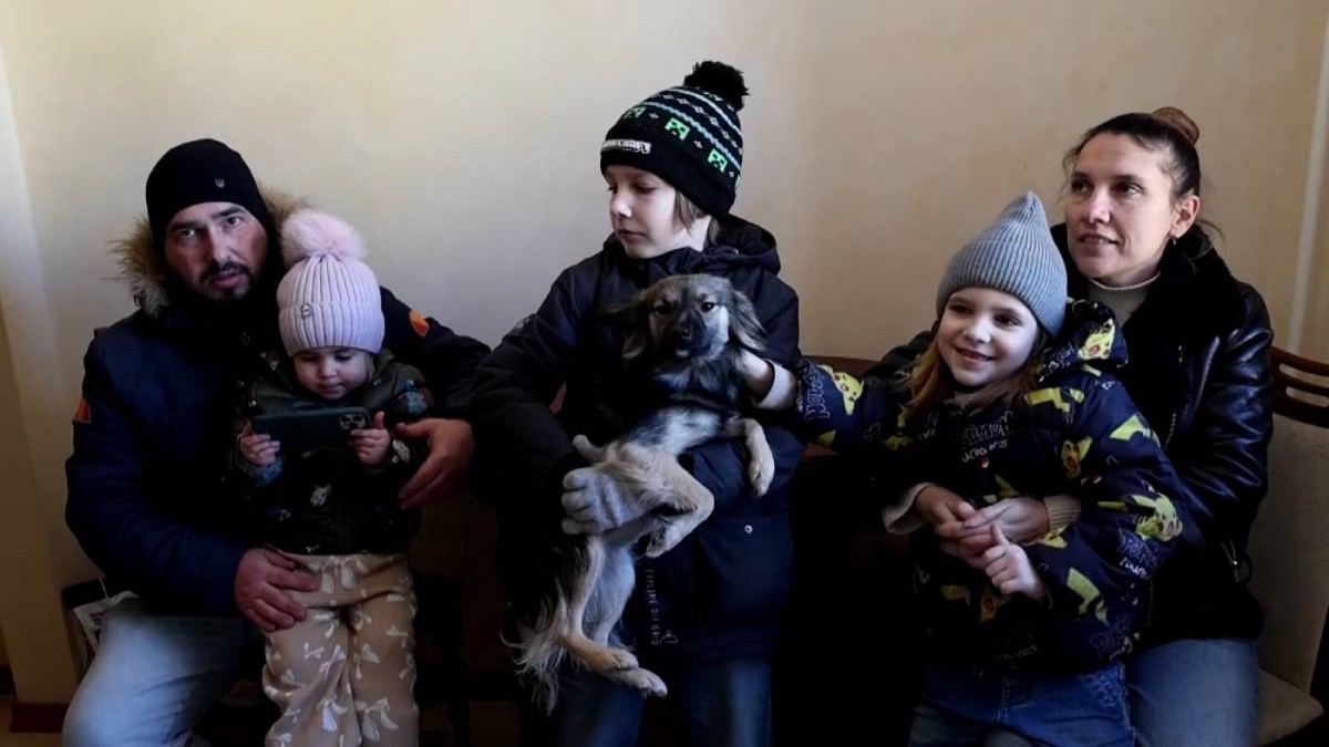 O familie din Ucraina, Kiev, in haine groase, in imagine sunt tatăl, mama si cei trei copii