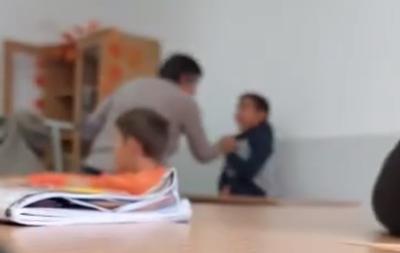 Elev luat de guler de învățătoare, la o școală din Satu Mare. Directoarea școlii: Mama vitregă a minorului a agresat-o pe învățătoare luna trecută