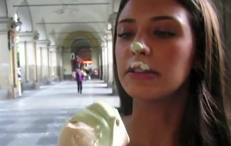 ANTONIA, aşa cum nu ai mai văzut-o! Uite cum LINGE ÎNGHEŢATA | VIDEO