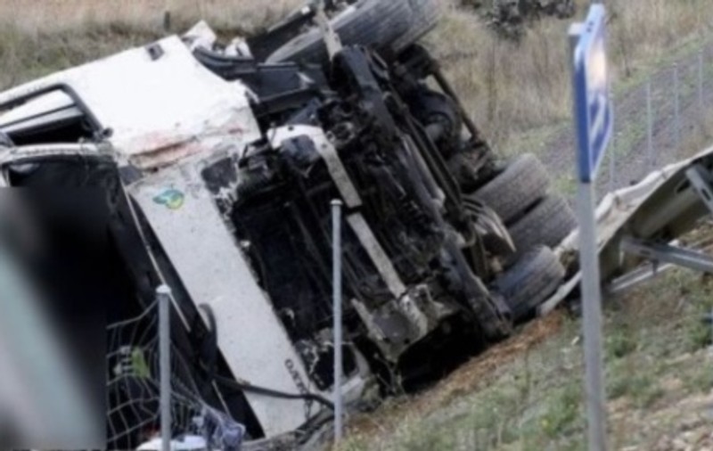 O macara a căzut pe DN1. 4 persoane au fost rănite şi trei maşini, avariate