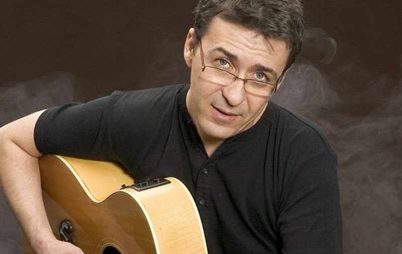 Florin Chilian a postat manele pe Facebook. "Adrian Copilul Minune şi Vali Vijelie au două super voci"