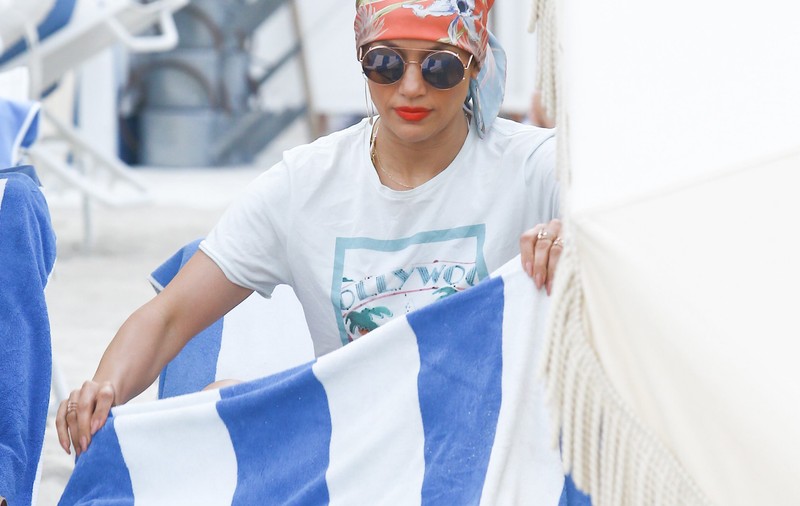 Jennifer Lopez, apariție șocantă pe plajă! Artista a început să piardă lupta cu kilogramele| FOTO