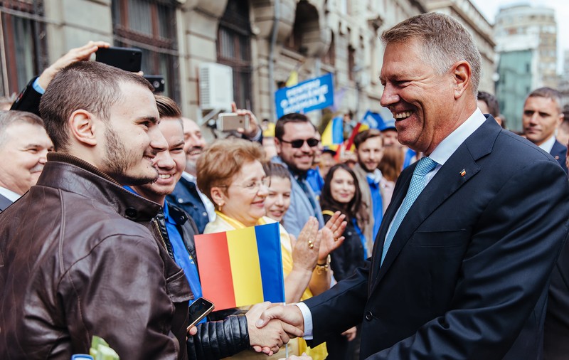 VIDEO REPORTAJ| Klaus Iohannis, "pompierul atomic" care vrea să readucă nomalitatea în România. Condiţia, să poată lucra cu un Guvern PNL