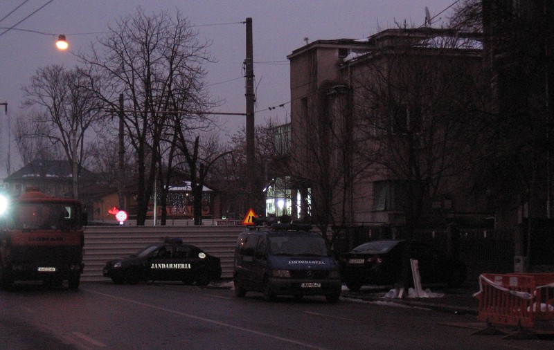 EXCLUSIV / Măsuri incredibile pentru sinistrații din blocul evacuat de la Eroilor. Intră în casele lor precum într-o fortăreață, doar însoțiți de jandarmi!