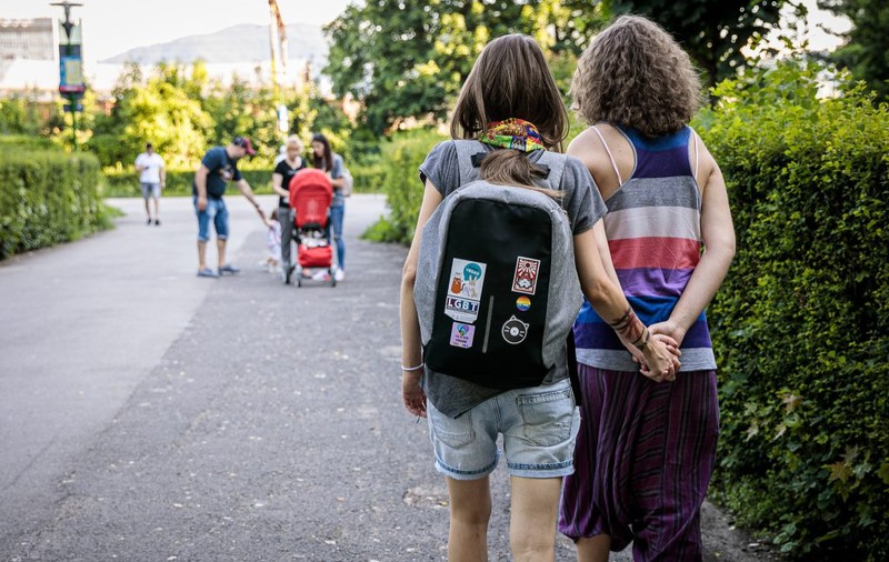 Trei cupluri de același sex explică ce le-a determinat să dea în judecată statul român la CEDO: „Suntem la fel de oameni și la fel de plătitori de taxe ca restul din țara asta”