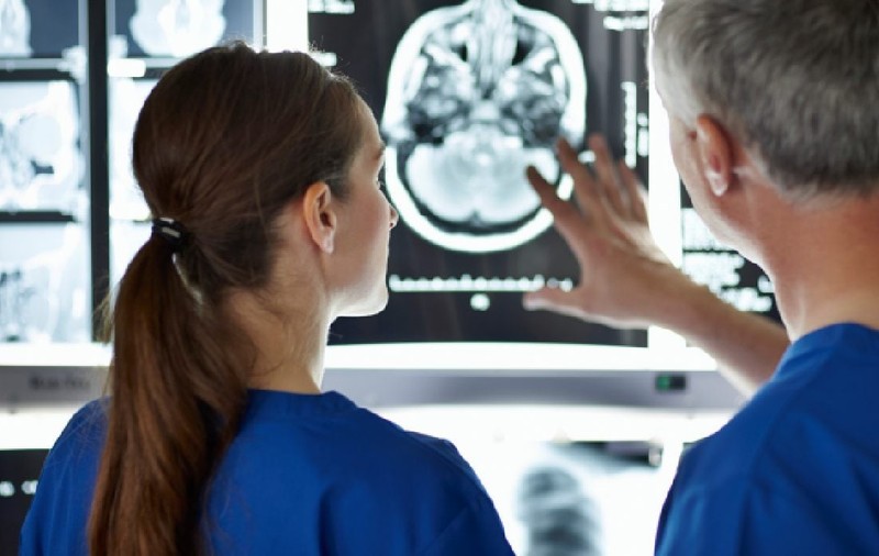 Premieră medicală la Spitalul Bagdasar-Arseni: Cum se îmbină „harta 3D” a creierului, realizată înainte de intervenție, cu trezirea pacientului pe masa de operație 