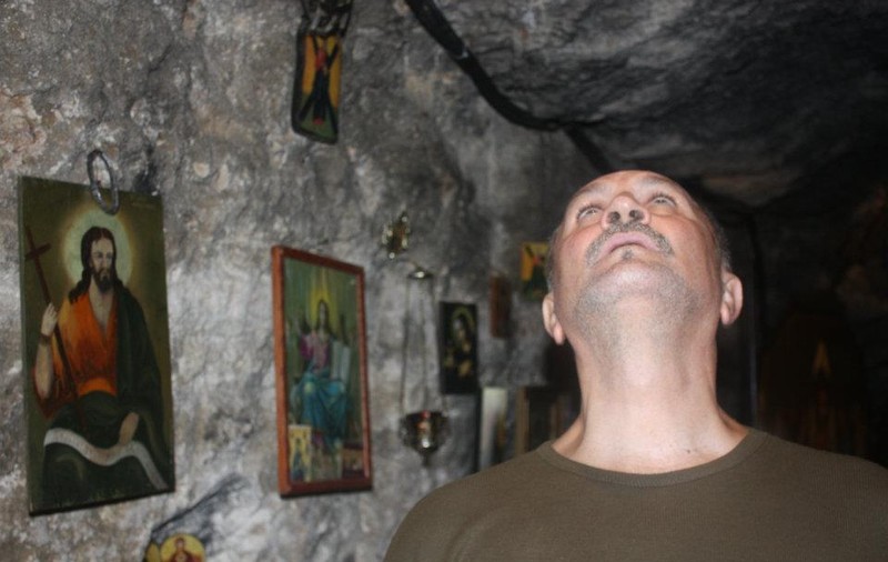 CEA MAI EMOŢIONANTĂ FOTOGRAFIE a lui Şerban Ionescu! PRIVEŞTE CĂTRE CER, înconjurat de icoane