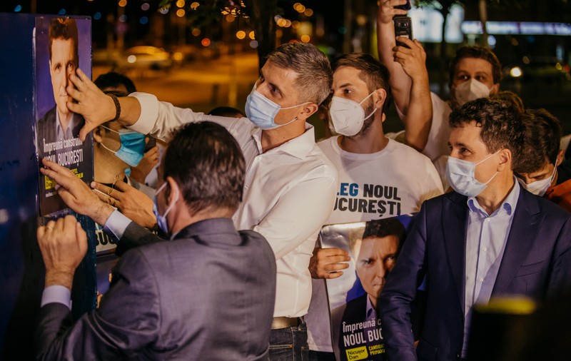 Nicuşor Dan și-a început campania electorală la miezul nopţii. A lipit primul afiş împreună cu Orban şi cu Barna