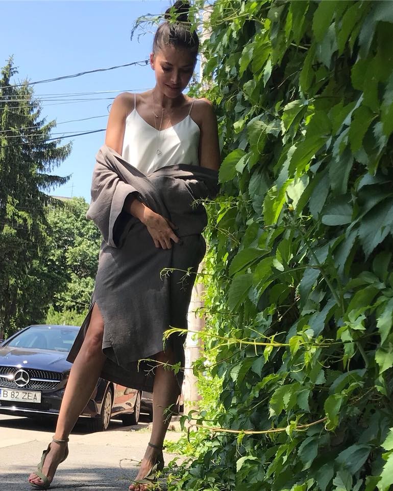 Alina se ocupă și de promovarea hainelor pe care le face