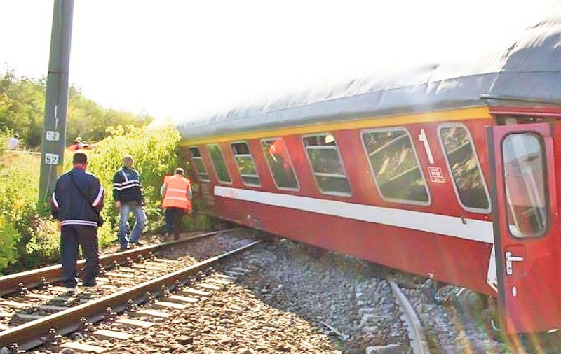 Alt tren pe arătură! 80 de oameni au trecut prin clipe de coşmar după ce vagoanele au ieşit de pe linii