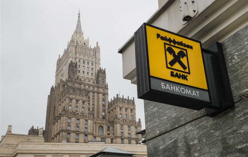 Austriecii de la Raiffeisen denunță „aroganța morală” a criticilor care presează banca să plece din Rusia