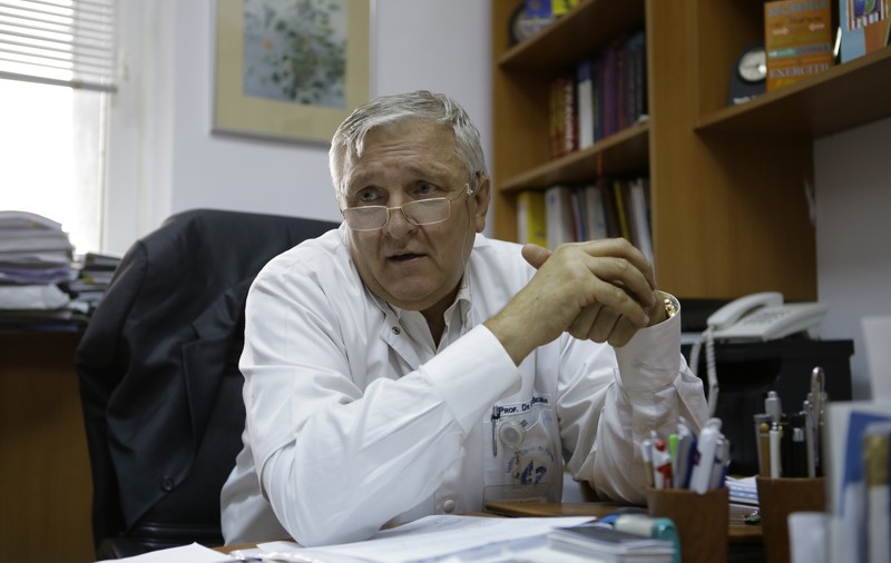 Filmul complet al mitei de 10.000 de euro primite de medicul Mircea Beuran. Cine l-a denunțat pe chirurg