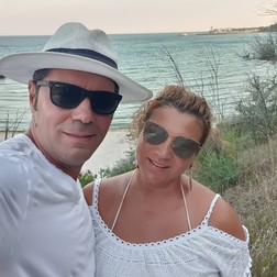 ”Marea, o dată ce și-a aruncat vraja, te ține prins în mrejele ei pentru totdeauna”, a scris Mihaela Borcea în dreptul unei poze în care apare alături de partenerul ei, Sorin