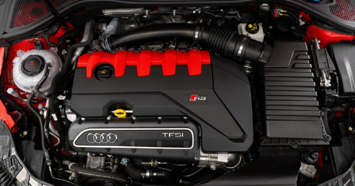 Motor Audi A3 RS 2.5 DNW TFSI quattro S tronic cu 5 cilindri în linie.
