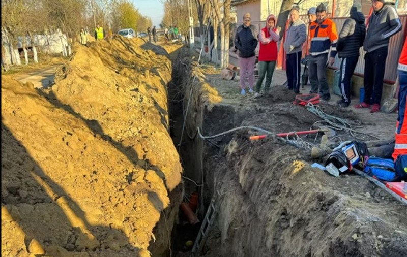 Două persoane au fost prinse sub un mal de pământ la Movila Miresii, județul Brăila. Una a murit, iar cealaltă este inconștientă