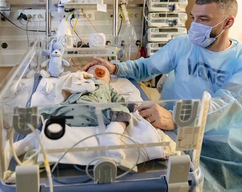 „Grijă pentru nou-născuți”, campanie umanitară a Fundației Ringier pentru achiziționarea unui sistem de livrare a oxidului nitric. „Medicii și Dumnezeu au făcut o minune pentru fiul meu!”