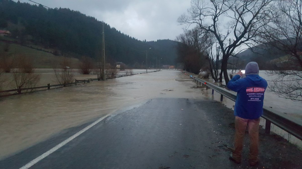 Situația traficului rutier, pe 30 iunie. Drum acoperit de ape, în urma unor ploi abundente
