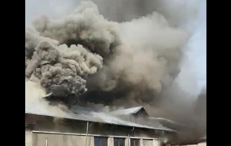 Incendiu la o fabrică de procesare a laptelui din Mizil. Sunt mari degajări de fum