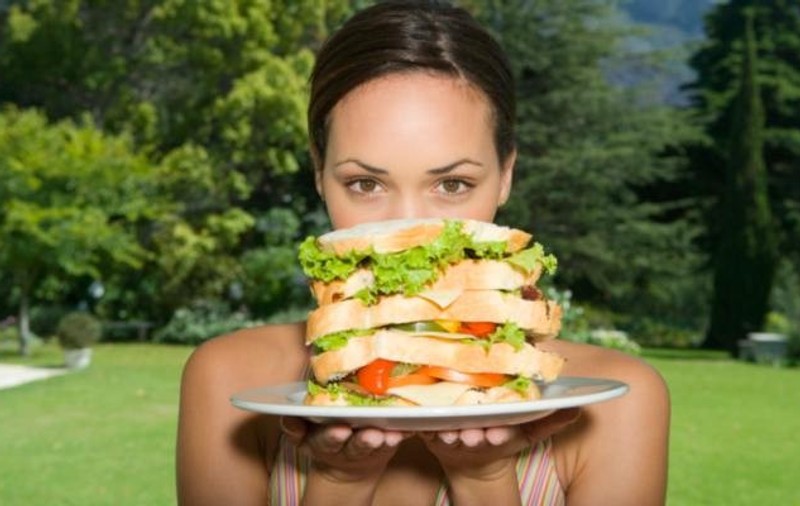 Dietă: 10 trucuri ca să mănânci mai puţin 