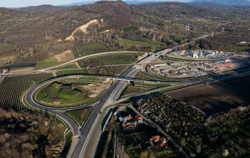 10 kilometri din Autostrada Sibiu - Pitești se deschid în august: „Strămoșii noștri treceau Carpații cu armele, noi construim autostrăzi prin munți”